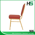 Chaise en tissu rouge